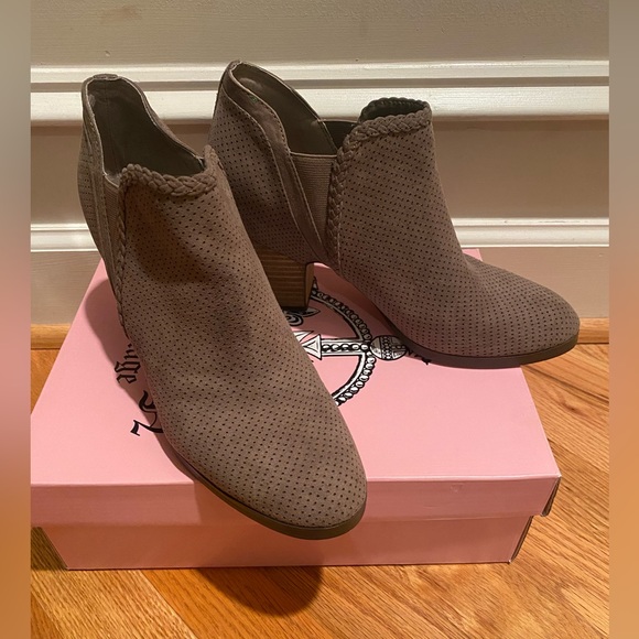 Women’s Crown Vintage booties, size 8 1/2 - Picture 1 of 11